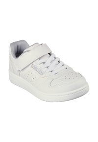 Zapatilla deportiva blanca con una parte superior de cuero liso, detalles perforados, cierre de cordones y cinta de Velcro, cuello acolchado y suela de goma texturizada.