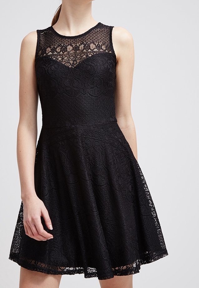 Schwarzes Spitzenkleid mit einem taillierten Oberteil, einem gewellten Ausschnitt und einem ausgestellten Rock, filigranen Blumenmustern und transparenten Details an der oberen Hälfte.