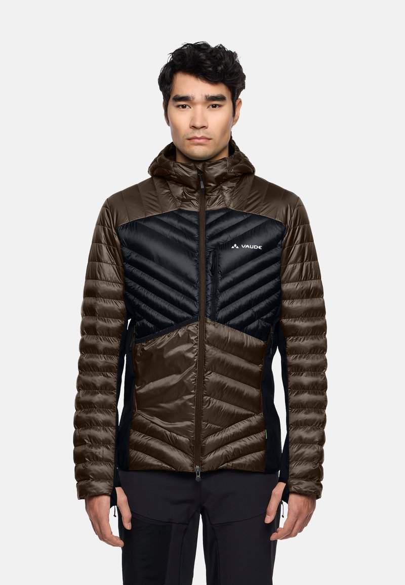 Giacca isolante con una combinazione di colori marrone e nero. Presenta una chiusura frontale con cerniera, una texture gonfia, un cappuccio e un motivo a zigzag sul petto.
