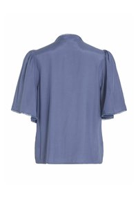 Blå blus med korta puffärmar, rundad halsringning och dekorativ spetsdetalj längs ärmkanterna; slät textur.