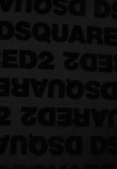 Μαύρο ύφασμα με μεγάλα, επαναλαμβανόμενα κείμενα σε ματ, βελούδινη υφή. Οι λέξεις "DSQUARED2" εμφανίζονται έντονα με έντονα γράμματα.