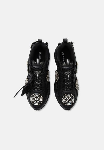 Μαύρα sneakers Off-White με χοντρές σόλες, πάνελ από δίχτυ και μεγάλες ασημένιες διακοσμήσεις με στρας στα δάχτυλα και στα πλάγια.