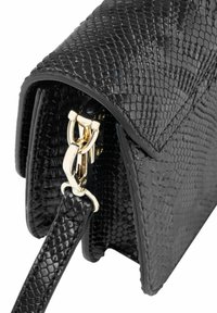 Czarna, teksturowana torebka z wzorem przypominającym skórę węża, z zapięciem w kolorze złotym i odpinanym paskiem. Prostokątny kształt z wyraźną konstrukcją.