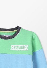 Camisa de manga larga en bloques de color verde y azul de algodón, con un cuello gris y el logotipo blanco "VINGINO" en el pecho.