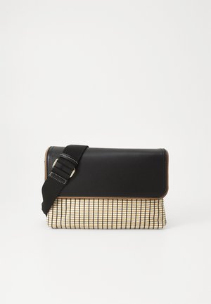 Sac bandoulière rectangulaire avec base beige tissée, rabat en cuir noir et bandoulière réglable en tissu noir avec boucle.