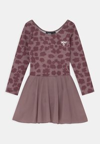Lang mouwen jurk in mauve met een stippenpatroon, met een aansluitende bovenkant en een uitlopende tule rok. Bevat een klein logo-accent op de borst.