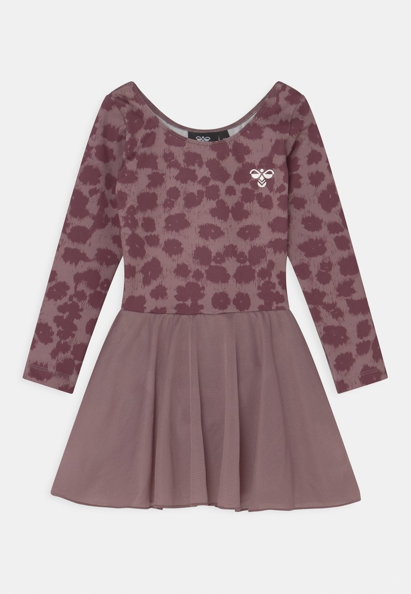 Lang mouwen jurk in mauve met een stippenpatroon, met een aansluitende bovenkant en een uitlopende tule rok. Bevat een klein logo-accent op de borst.