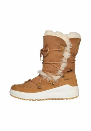Bota de invierno de ante marrón con forro de piel blanca, cordones delanteros y suela blanca gruesa, diseñada para clima frío y uso al aire libre.