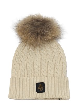 Beanie a maglia crema con motivo a trecce, dotato di un pompon in pelliccia marrone e un'etichetta nera sul davanti. Materiale elastico e caldo.