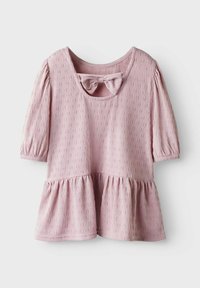 Helles rosa Peplum-Top mit kurzen Puffärmel, das ein strukturiertes Muster, einen runden Ausschnitt und eine Schleifenakzent auf der Rückseite aufweist.