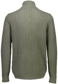 Strickpullover in olivgrün, mit hohem Kragen und geribbelter Textur mit einem Zickzackmuster. Die Bündchen und der Saum sind ebenfalls gerippt.