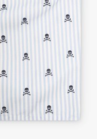 Tejido de rayas azul claro que presenta pequeños patrones de calaveras y huesos cruzados en toda su superficie. Textura suave con un sutil brillo.