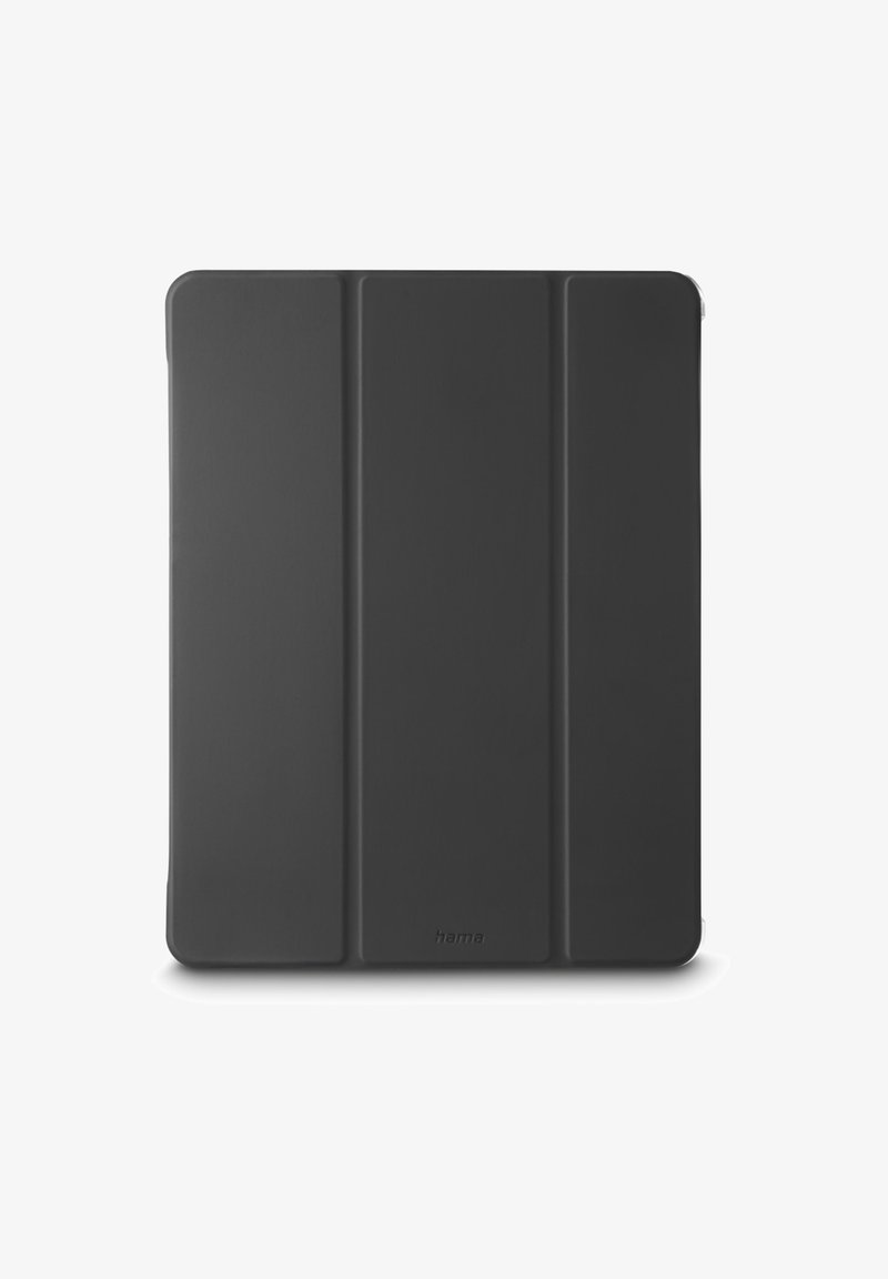 Schwarze dreifach gefaltete Tablet-Hülle mit dem zentral am unteren Rand platzierten "hama"-Logo, entworfen, um das Gerät zu schützen und zu stützen.