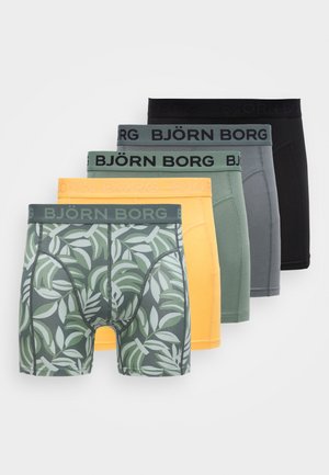 Öt Björn Borg boxeralsó zöld levélmintával, sárga, olíva, szürke és fekete színben, egymás mellett fehér háttéren elrendezve.