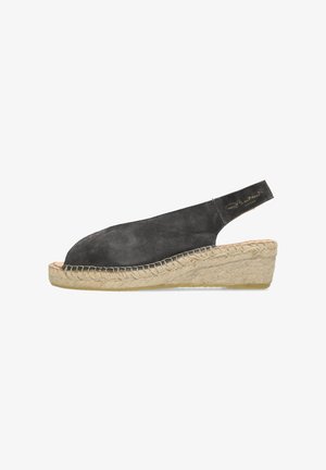 Espadrilla con zeppa in suede nero con punta aperta, suola intermedia in juta naturale e cinturino slingback. Texture morbida e silhouette curva.