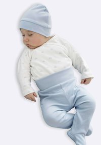 Lichtblauwe babyoutfit met een gewatteerde witte lange mouwtop en bijpassende effen blauwe broek met een brede elastische tailleband.