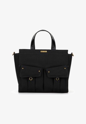 Bolso de lona negro con dos bolsillos frontales, acentos en oro y asas cortas de cuero. Presenta una forma estructurada y un tejido texturizado.