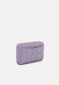 COACH ESSENTIAL SMALL ZIP AROUND CARD CASE WITH PILLOW QUILTING - Lommebok - purple