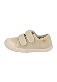 Zapato textil beige con un upper texturizado, dos correas de Velcro y una suela de goma. Presenta un pequeño logotipo de acento naranja en el lateral.