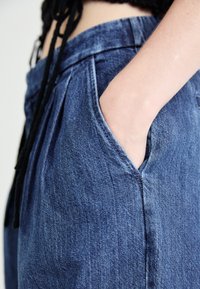 GAP TROUSER MED WATSON - Τζιν χαλαρής εφαρμογής - medium indigo