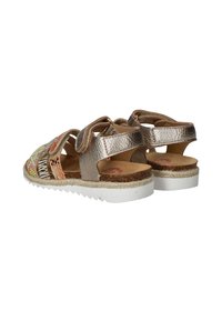 Metallisch bronzen sandalen met kleurrijke gestikte accenten, open ontwerp, verstelbare bandjes en een gestructureerde witte zool.