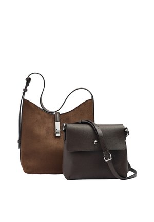 Dwie brązowe skórzane torebki, jedna duża z srebrnym zatrzaskiem i jedna mniejsza z regulowanym paskiem i klapą, na białym tle.