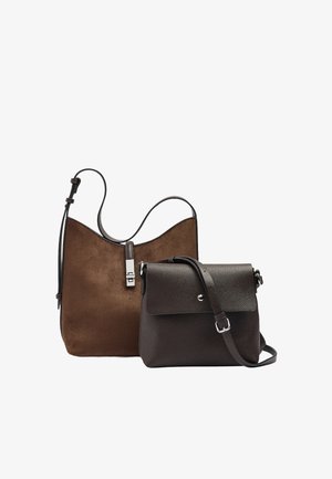 Dwie brązowe skórzane torebki, jedna duża z srebrnym zatrzaskiem i jedna mniejsza z regulowanym paskiem i klapą, na białym tle.