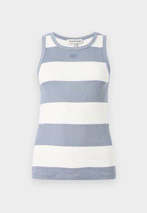 Αμάνικη ριγέ μπλούζα με εναλλασσόμενες ανοιχτό μπλε και λευκές ρίγες, με στρογγυλή λαιμόκοψη και μικρή λεπτομέρεια λογότυπου στο στήθος.