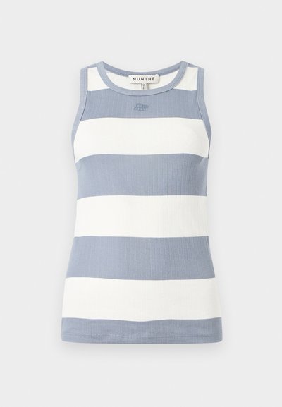 Haut sans manches à côtes avec des rayures alternées bleu clair et blanc, doté d'un col rond et d'un petit logo sur la poitrine.