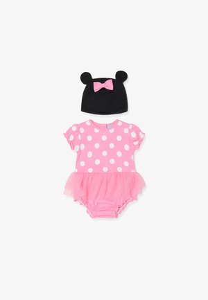 Mono de lunares rosa con mangas rizadas y falda de tul. Acompañado de un sombrero negro con orejas de oso y un detalle de lazo rosa.