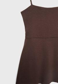 Robe sans manches brune en tissu côtelé, dotée d'un corsage ajusté et d'une jupe fluide. Design simple sans motifs ni embellissements.