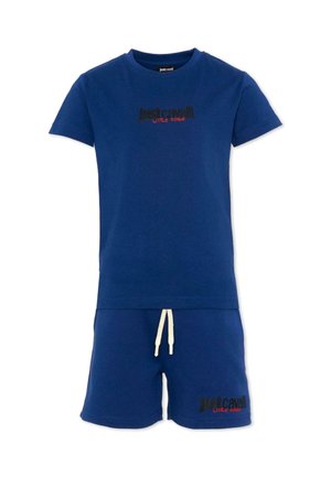 Ensemble composé d'un t-shirt bleu à manches courtes et d'un short, avec un cordon de serrage blanc, présentant le texte "Just Cavalli Little Rouge" en noir et rouge sur la poitrine et le short.