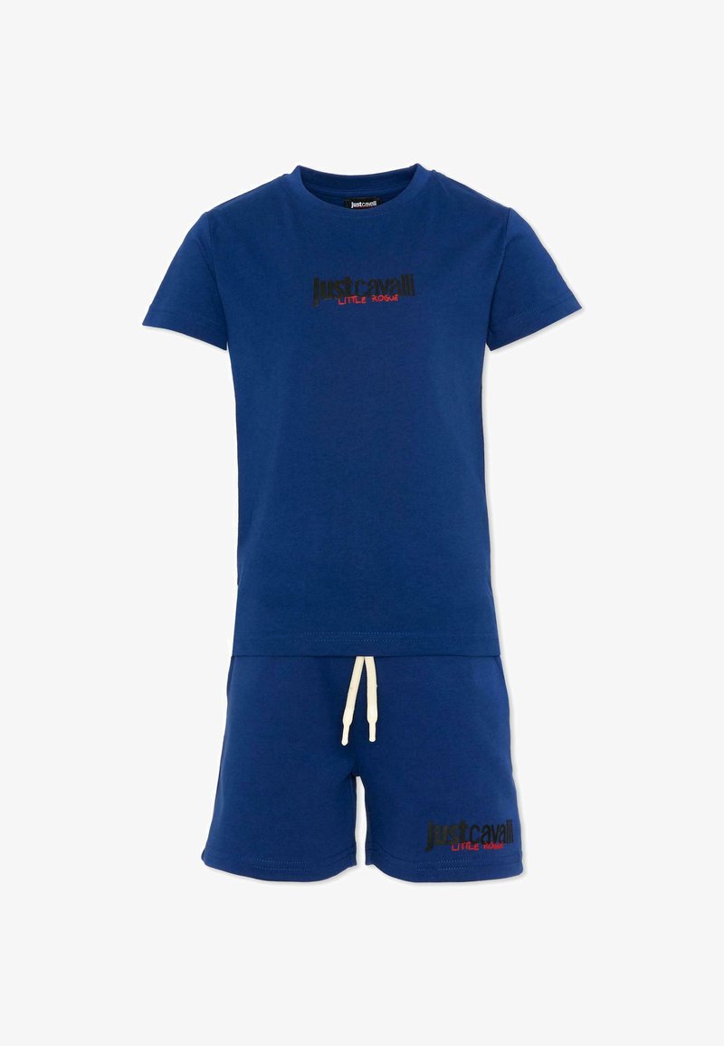 Ensemble composé d'un t-shirt bleu à manches courtes et d'un short, avec un cordon de serrage blanc, présentant le texte "Just Cavalli Little Rouge" en noir et rouge sur la poitrine et le short.