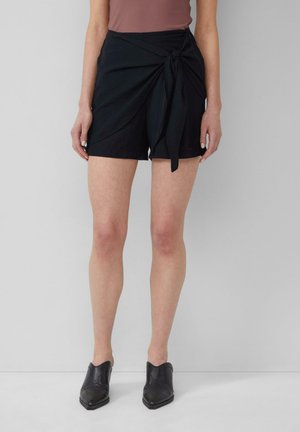 Zwarte shorts met een geknoopte taille detail, gemaakt van lichtgewicht stof. Het ontwerp heeft een ontspannen pasvorm en een soepele textuur.