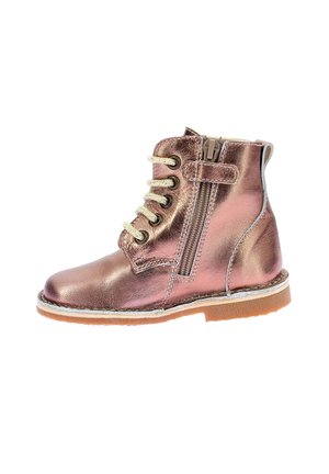 Bota metálica de bronce hasta el tobillo con cordones en el frente, cremallera lateral y suela de goma. Presenta una textura suave y detalles de costura.