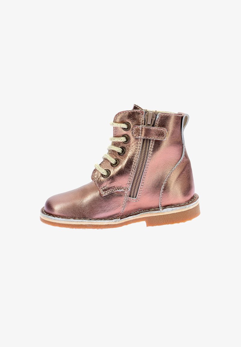 Bota metálica de bronce hasta el tobillo con cordones en el frente, cremallera lateral y suela de goma. Presenta una textura suave y detalles de costura.