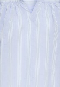 Tissu bleu clair avec des fines rayures blanches verticales et une couture froncée près du haut formant un décolleté en V doux.