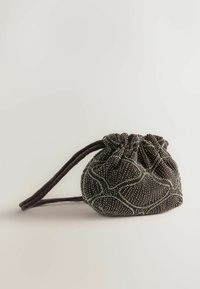 Geantă de mână cu șnur din mărgele maronii, având o formă rotundă, cu modele geometrice complexe și o textură de țesătură moale.