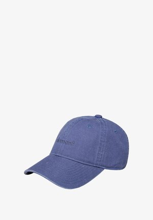 Modrá bavlnená baseballová šiltovka s ohnutým okrajom, vyšívaným logom na prednej strane a šiestimi prešitými otvormi na ventiláciu.