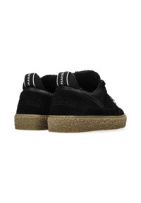 Sneaker neri con tomaia in suede, dettagli in sintetico nero texturizzato, fodera morbida e suola maculata marrone. Presenta un logo sul tallone.