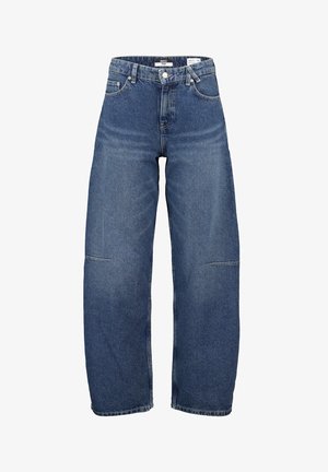 Jeans de denim azul claro con un corte suelto y de pierna ancha. Las características incluyen una cintura alta, dos bolsillos frontales y detalles de costura sutiles.