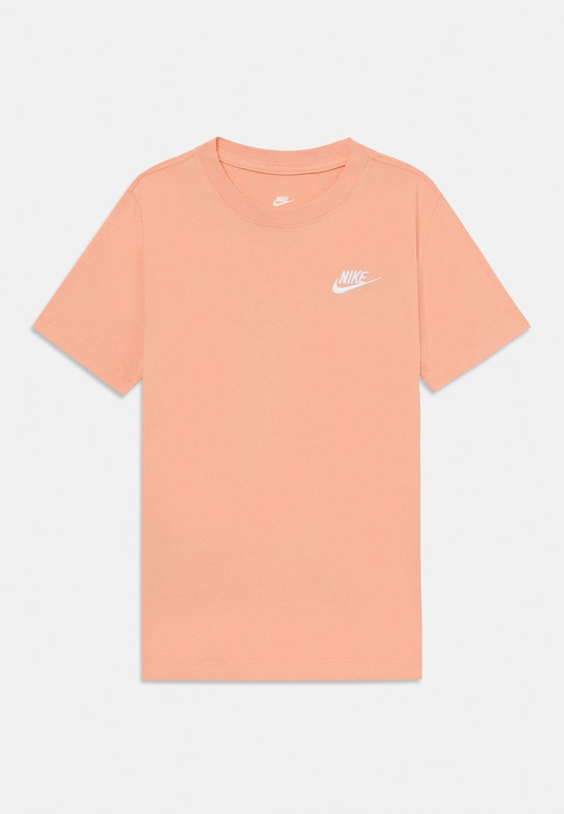 Fényes barack színű pamut póló, kerek nyakkivágással és rövid ujjakkal. Kis fehér Nike logóval a mellkasán. Simább textúra.