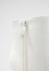 RAID Stivaletti con tacco - white