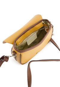 Gemäße Handtasche aus gelbem Leder mit braunen Akzenten, rechteckiger Form, Reißverschlusstasche und verstellbarem Tragegurt. Innenfutter mit Markenlogo.