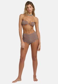 Csíkos bikini szett, amely egy csavart részletű bandeau toppból és magas derekú alsóból áll; a színek narancssárga, kék és sárga csíkok.