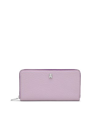Cartera lavanda con textura, cremallera alrededor y cierre plateado con forma de oso, sobre un fondo blanco.