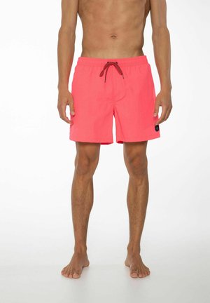 Helle rosa Badeshorts aus leichtem Material, mit einem elastischen Bund und schwarzem Kordelzug sowie einem kleinen Logo-Patch.