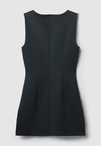 Czarna sukienka bez rękawów z okrągłym dekoltem, dopasowaną sylwetką i zapięciem na zamek z tyłu. Wykonana z gładkiego materiału z pionowymi szwami dla podkreślenia kształtu.