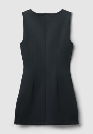 Abito nero senza maniche con scollatura rotonda, dalla forma aderente e con zip sul retro. Realizzato in tessuto liscio con cuciture verticali per definire la silhouette.
