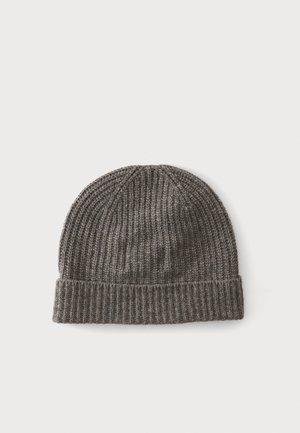 Bonnet en tricot côtelé gris foncé avec un revers plié, posé à plat sur un fond clair.